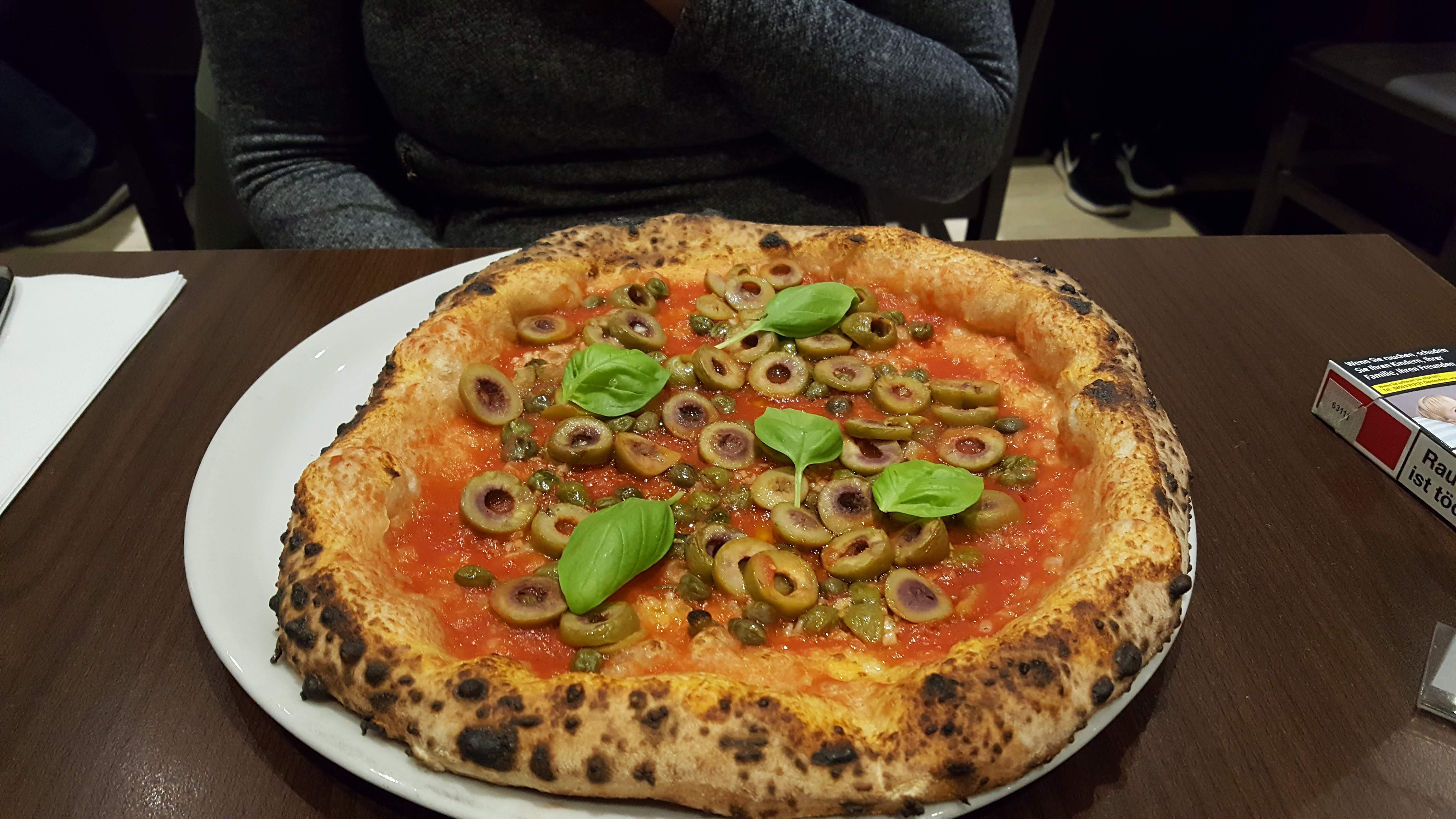 Pizza Rossa capperi e olive, La Stella Nera, Berlin