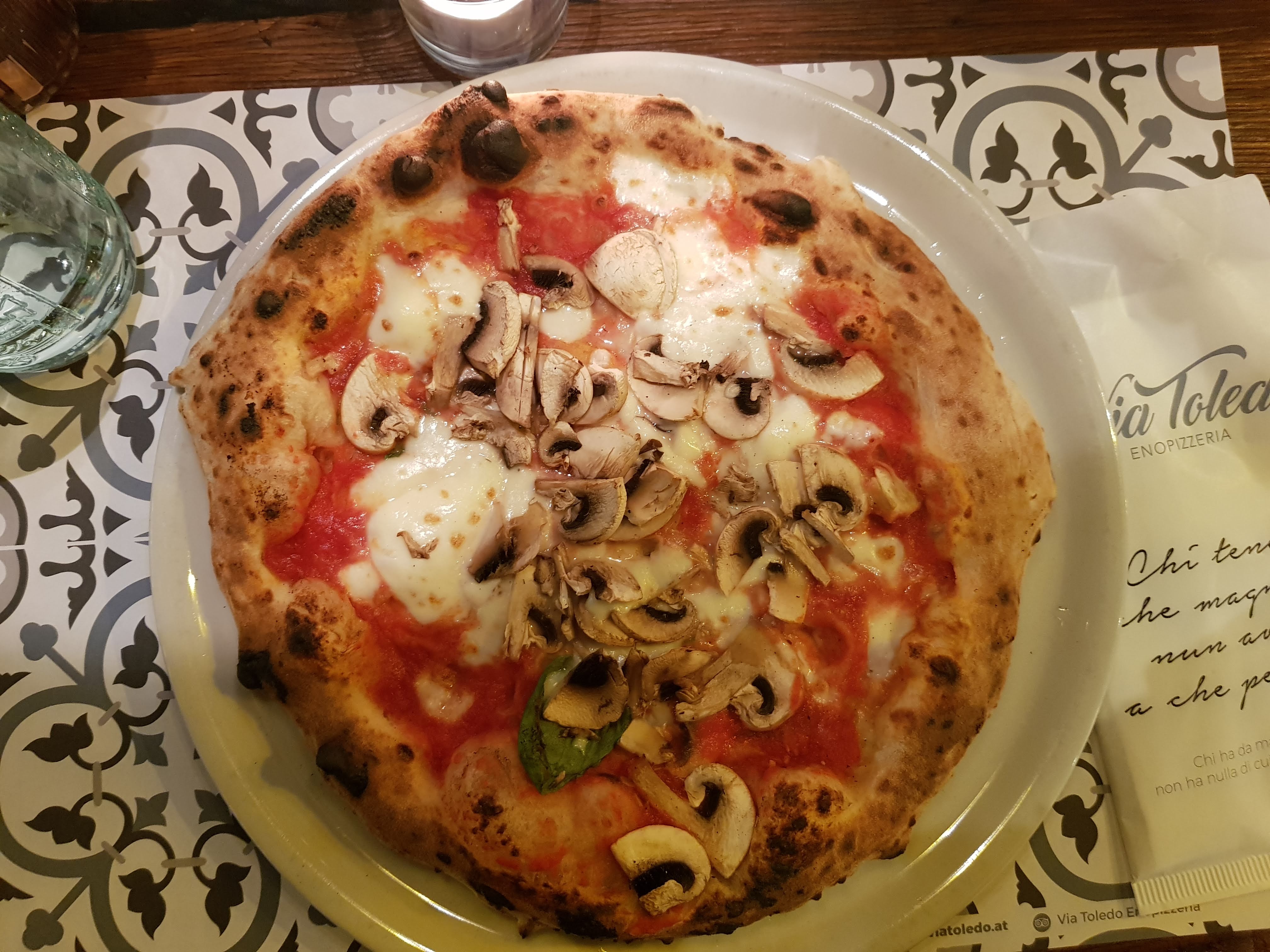 Pizza Boscaiola, Via Toledo Wien